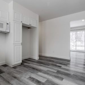 4 1/2 AU 1ER ÉTAGE DISPONIBLE MAINTENANT ! - Photo 2