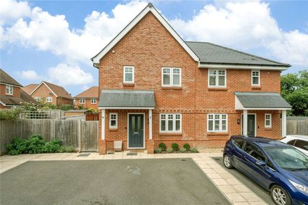 An extremely well presented 3 bedroom semi detached home to rent, tucked away in a secluded spot within the modern development at Spencers Wood in Reading. - Photo 3