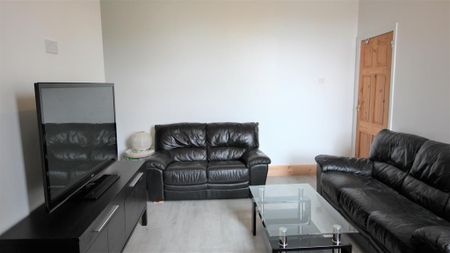 3 bedroom flat to rent - Photo 2