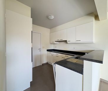 Lichtrijk appartement met twee slaapkamers + garage - Photo 2