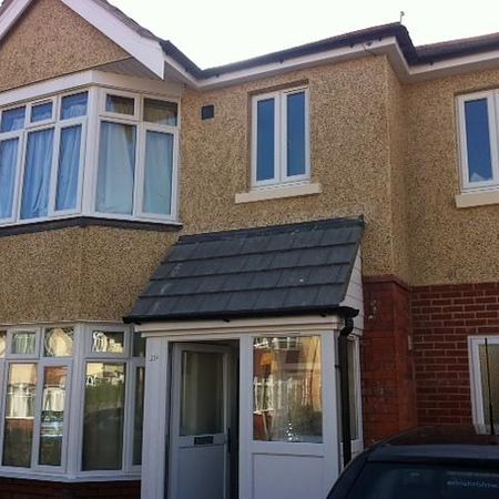 3 bedroom flat to rent - Photo 4