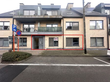 LICHTRIJK GELIJKVLOERS APPARTEMENT MET 2 SLAAPKAMERS EN RUIM TERRAS - Photo 2