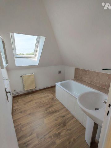 Un appartement situé au 1er étage comprenant : Salon, pièce de vie avec cuisine équipée, une c... - Photo 2