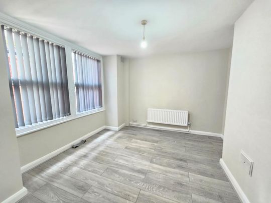 3 bedroom flat to rent - Photo 1