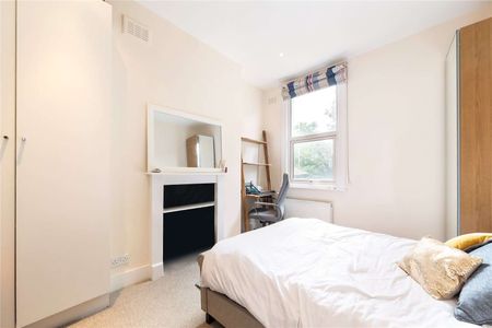 A spacious two bedroom first floor apartment located just off St. John's Hill. - Photo 3