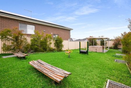 MODERN FOUR BEDROOM TOWNHOUSE IN GREAT LOCATION! - Photo 2