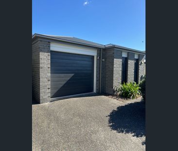 2 BEDROOM DUPLEX - GREAT LOCATION !! - Photo 1