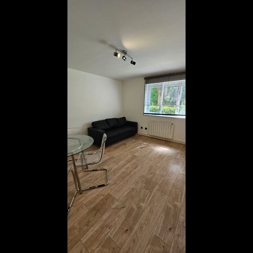 2 Bed Flat, Telegraph Place, E14 - Photo 1