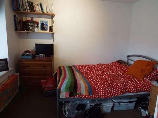 Bedroom Student House, Gristhorpe Road, B29 - Photo 1