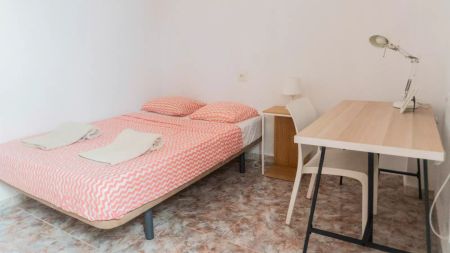 Rooms for rent in 7-bedroom apartment in Valencia - Foto 5