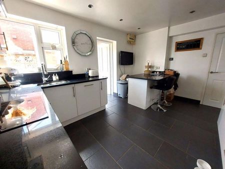 3 bedroom semi-detached bungalow to rent - Photo 5