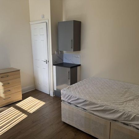 1 bedroom block of apartments to rent - Photo 3