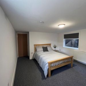 1 bedroom in a house share to rent - Photo 2