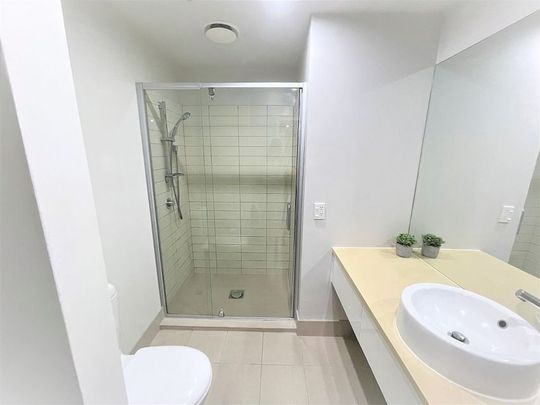 Bright & Modern Renovated 2 Bedroom CBD Apartment - Photo 1