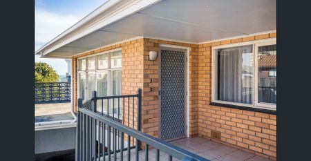 Spacious 2 bedroom unit in a pristine location! - Photo 3