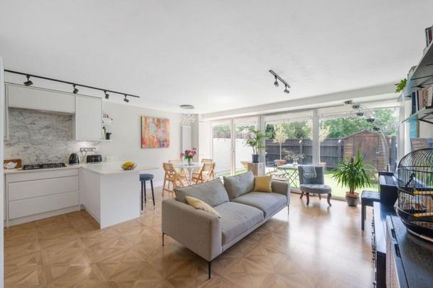 4 Bed Maisonette, Goulden House, SW11 - Photo 1