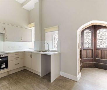 Elegant First-Floor Apartment in Historic Castle Setting. - Photo 3