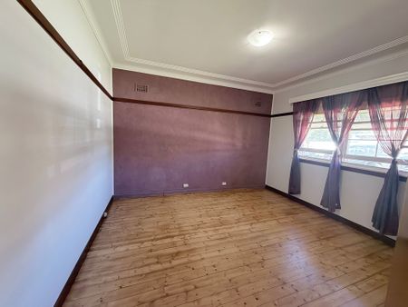 Charming Three-Bedroom Family Home in a Convenient Location for Lease - Photo 5