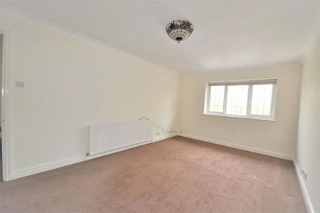 4 bedroom detached house to rent - Photo 4