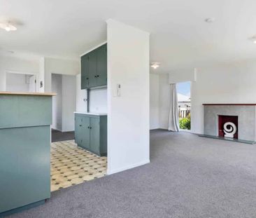 Delightful 3 Bedroom Home on Big Sunny Lawn! - Photo 5