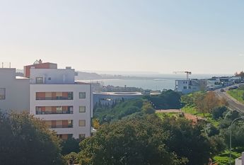 Apartamento T3 com Terraço Privativo para Arrendamento em Nova Queijas