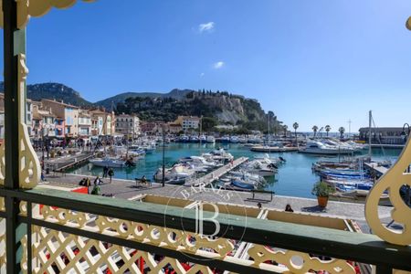 LOCATION MEUBLÉE - CASSIS - APPARTEMENT - BALCON - VUE PORT ET CAP CANAILLE - GARAGE. - Photo 2