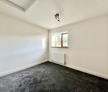 2 bedroom character property to rent - Photo 3