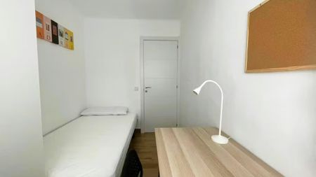 Calle de Mercurio, Madrid, Community of Madrid 28032 - Photo 4