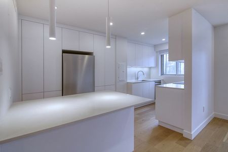 3555 Cote-des-Neiges Road, Montréal, QC - Photo 2