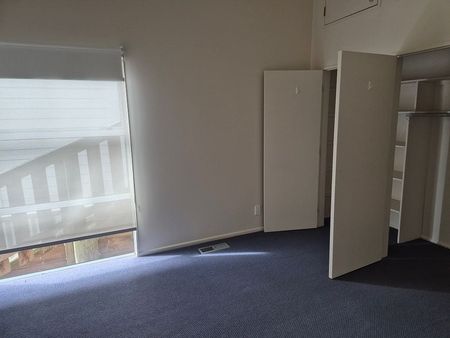 Sunny 4BR Wadestown Haven with Views! - Photo 4