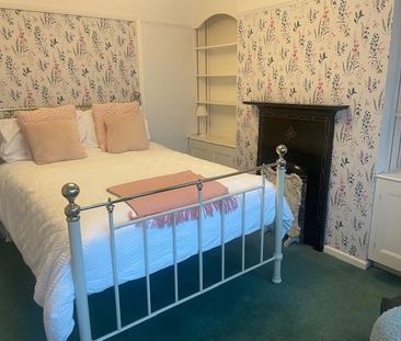 Spacious double room in homely North Woodley semi - Photo 3