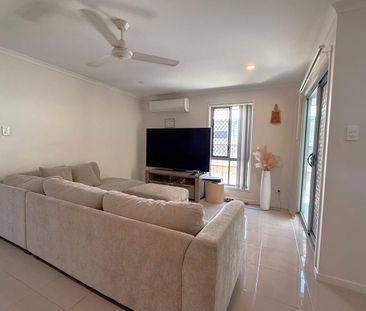 Beautiful 3 Bedroom Duplex Home at Prime Location! - Photo 2