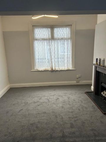 4 bedroom terraced house to rent - Photo 2