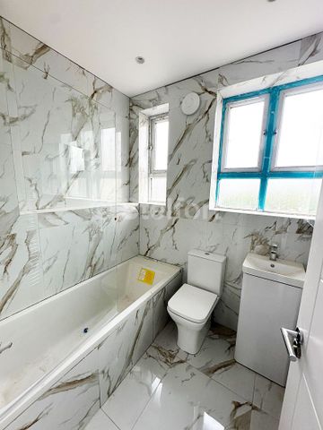 Court Road, SE9, London - Photo 5