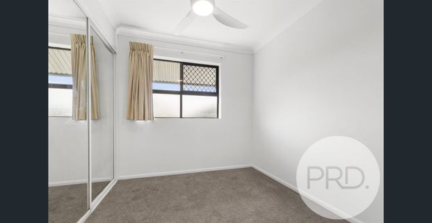 FRESH 3 BEDROOM - TOP FLOOR UNIT - 1 CAR GARAGE + STORAGE - Photo 1