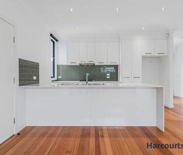 Low maintenance 3 Bedroom Living in Great location - Photo 3