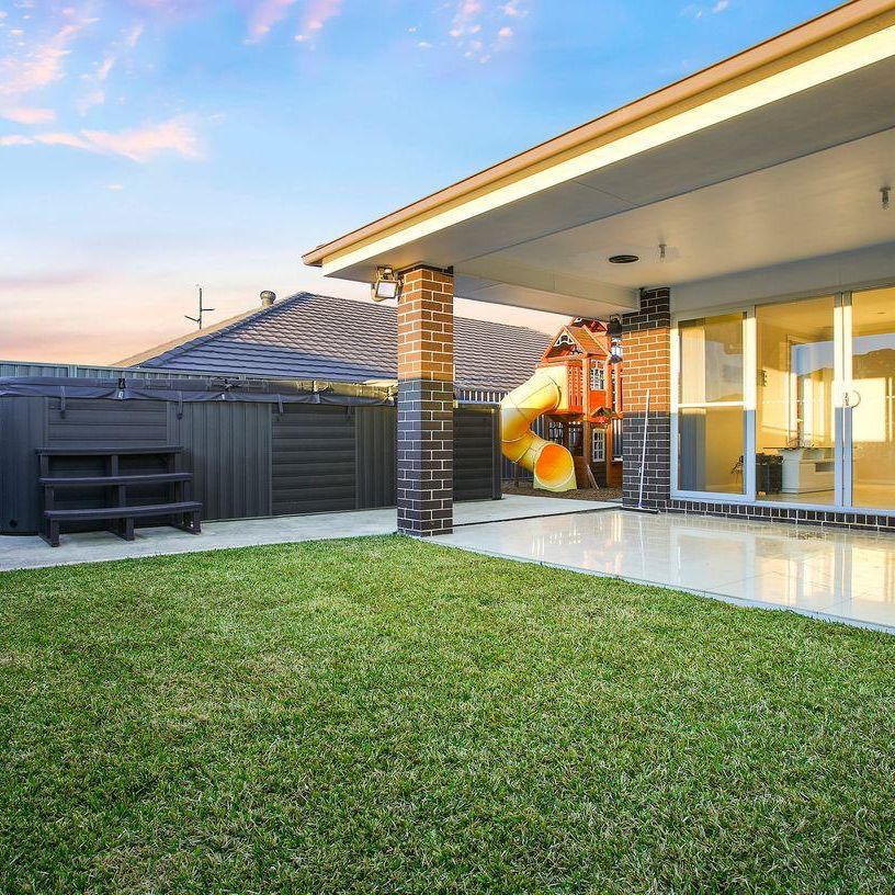 Over sized 4 bedroom Family Home - Photo 1