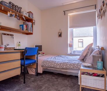 Large open-plan living room with contemporary kitchen - Photo 5