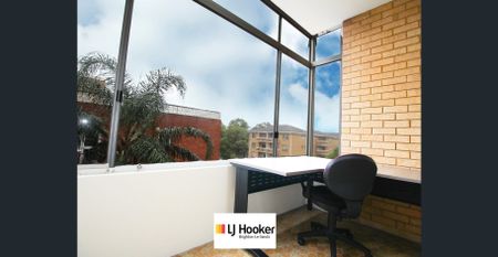 SPACIOUS APARTMENT IN HIGH RISE BUILDING. MOMENTS TO BEACH & SHOPS. - Photo 2