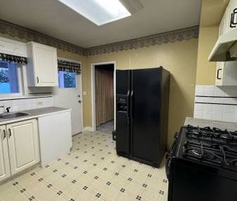 2 bed 1 bath House Upper Floor Burnaby South Close to Metrotown - Photo 3