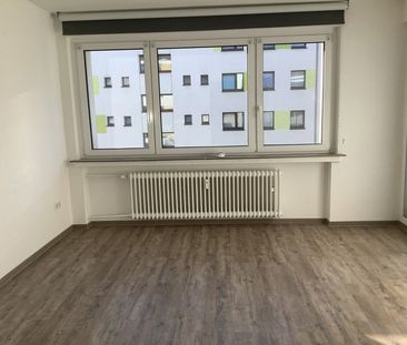 Helle 4-Zimmer-Wohnung mit Einbauküche! - Photo 2