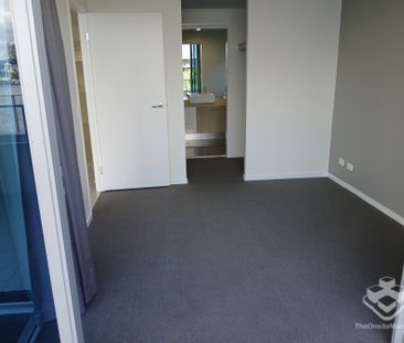 Waterfront 2 Bed 2 Bath 2 Car - Photo 4
