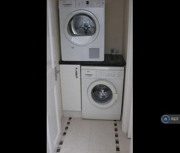 1 bedroom in a flat share to rent - Photo 1