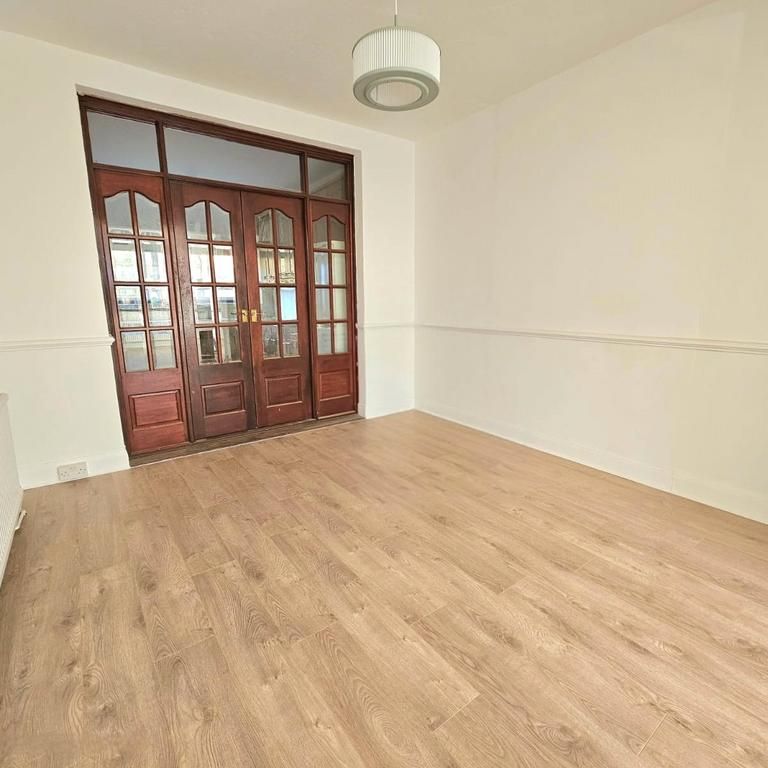 4 bedroom semi-detached house to rent - Photo 1