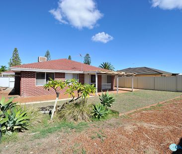 LARGE FAMILY HOME 5 MINUTES FROM THE BEACH! - Photo 1