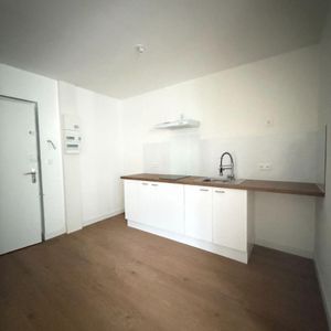 A LOUER dans le centre-ville de NOGENT-LE-ROTROU Situé au 1er étage de l'immeuble, ce studio... - Photo 2