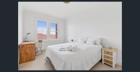 Art Deco Two Bedroom Apartment with Harbour Views - Photo 4