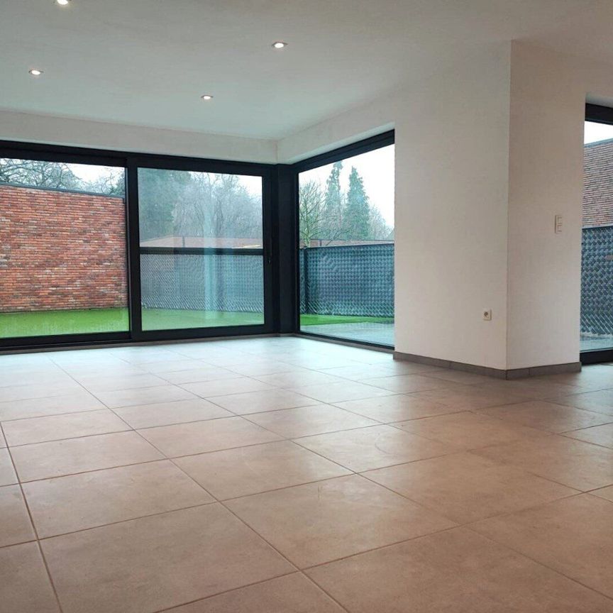 Leuk en modern gelijkvloers appartement met 3 slpks en tuin gelegen te Olmen centrum ! - Photo 1