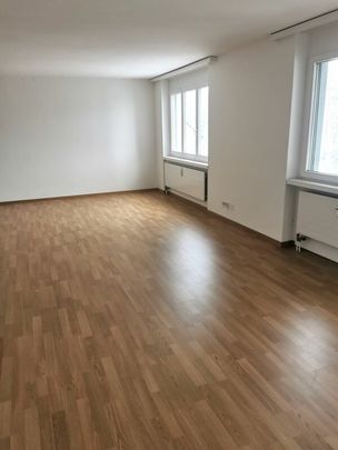 1.5-Zimmer-Wohnung mit Charme - neuen Böden und schönem Sitzplatz mit toller Aussicht! - Photo 1