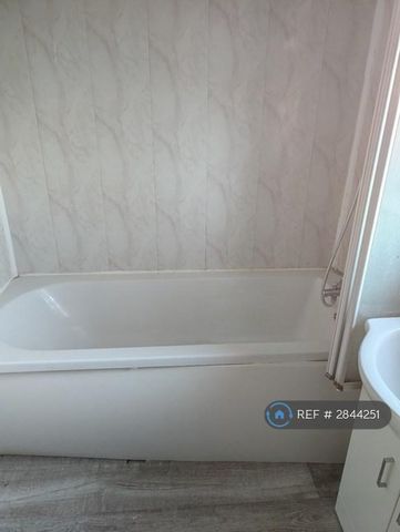 2 bedroom semi-detached house to rent - Photo 5